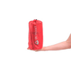 Roter zylindrischer Beutel mit Aufdruck 'air impact' und Logo auf offener Handfläche
