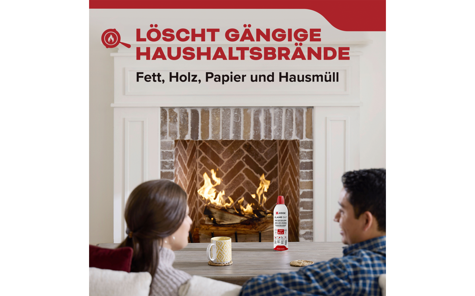 Twee personen zitten voor een open haard met brandend vuur. Op de tafel staat een brandblusspray. Tekst: Blust veelvoorkomende huishoudbrand vet, hout, papier en huisafval