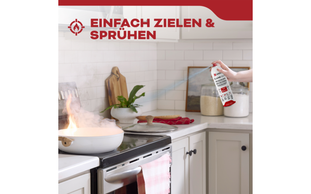 Hand sprayt brandblusser op brandende pan in moderne keuken