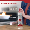 Hand houdt een spuitbus met het label 'Kidde Flame Out' voor een fornuis, afmetingen van de bus worden weergegeven