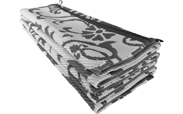 Mehrfach gefaltetes rechteckiges Textil mit grauem und weißem floral-ornamentalem Muster und sichtbarem schwarzen Saum