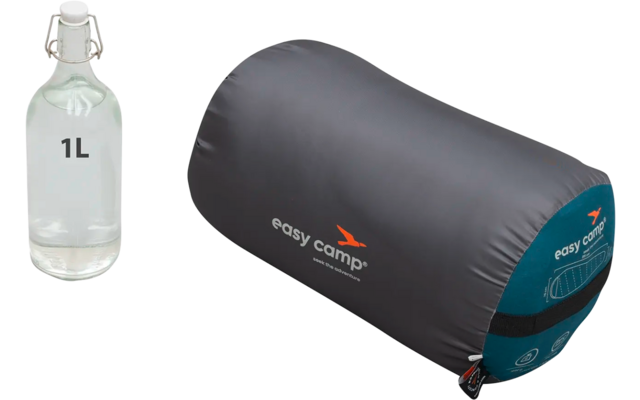 1-Liter-Wasserflasche neben zusammengerolltem, dunklem Schlafsack in Tragetasche