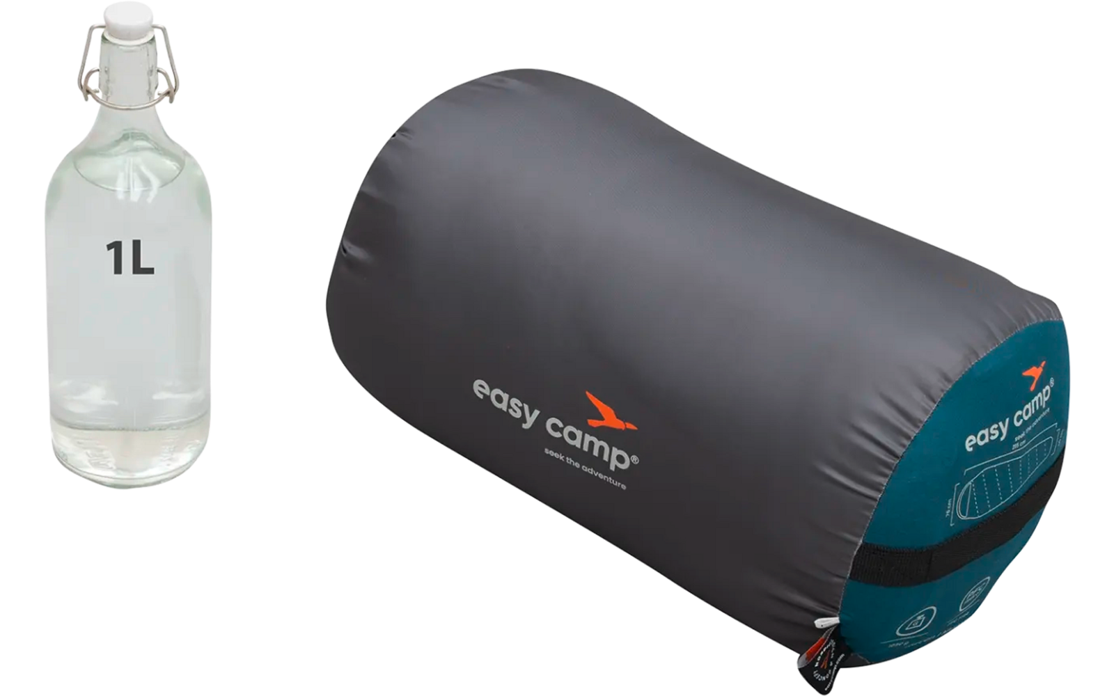 1-Liter-Wasserflasche neben zusammengerolltem, dunklem Schlafsack in Tragetasche