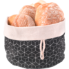 Mehrere Brötchen in einem schwarzen Brotkorb mit geometrischem Muster und hellem Stoffrand