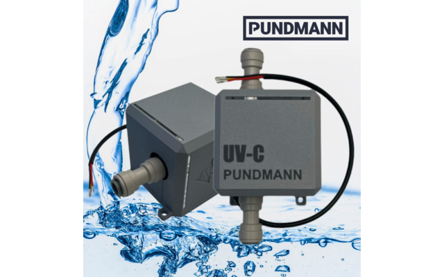 Zwei graue UV-C Pundmann Geräte mit Schläuchen vor weißem Hintergrund und blauen Wasserspritzern