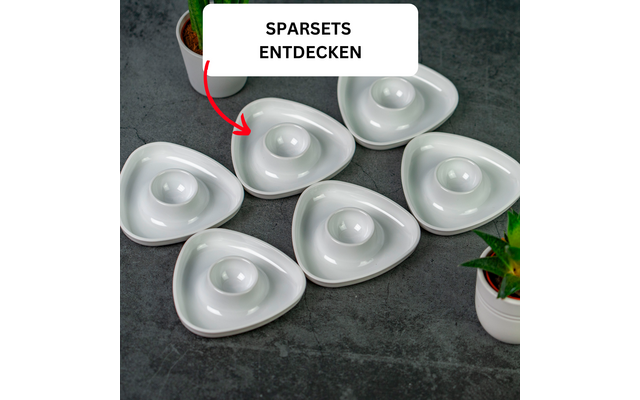 Six white triangular dishes with round recesses on a dark surface; small potted plants at top-left and bottom-right; white rectangle reading 'SPARSETS ENTDECKEN' and a red arrow pointing at one dish