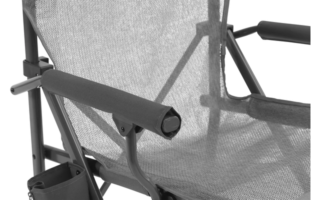 Nahaufnahme eines grauen Campingstuhls aus Stoff mit schwarzen Armlehnen und Metallgestell