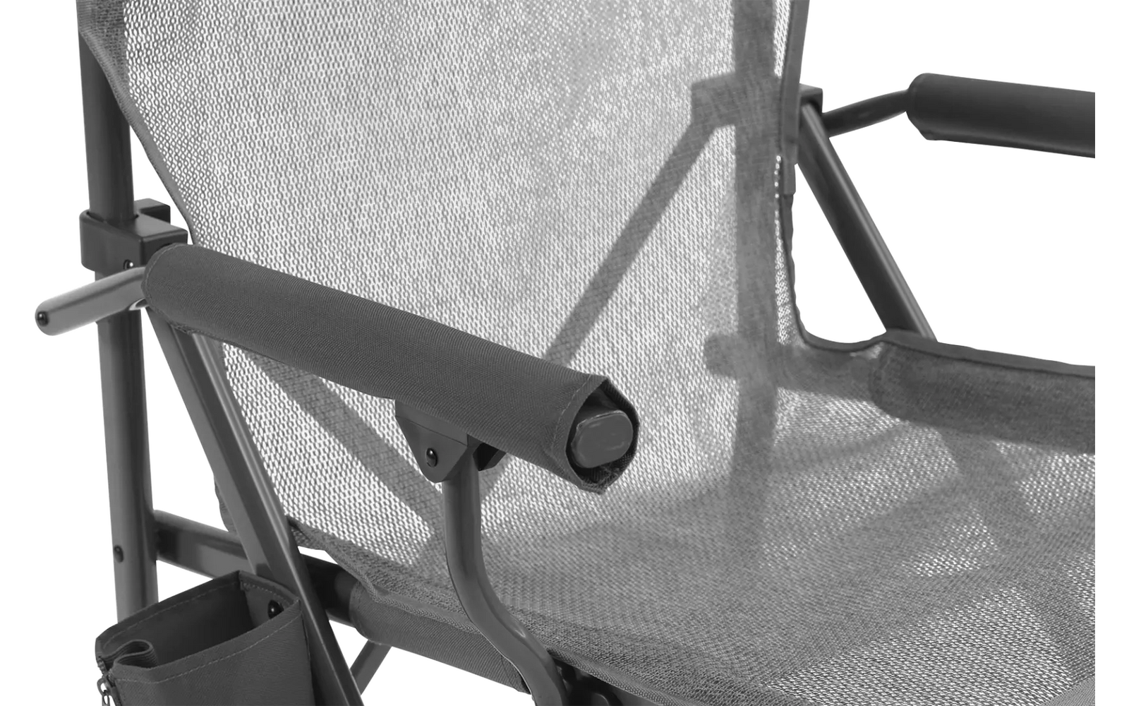 Nahaufnahme eines grauen Campingstuhls aus Stoff mit schwarzen Armlehnen und Metallgestell