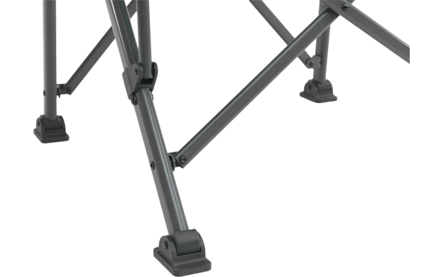 Metallbeine eines Stuhls mit Kunststofffüßen auf weißem Hintergrund