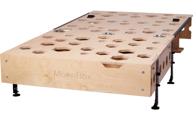 Holzplattform mit mehreren runden und polygonalen Aussparungen, seitlich eingraviertes MoonBox-Logo, schwarze verstellbare Metallfüße und sichtbare Schrauben