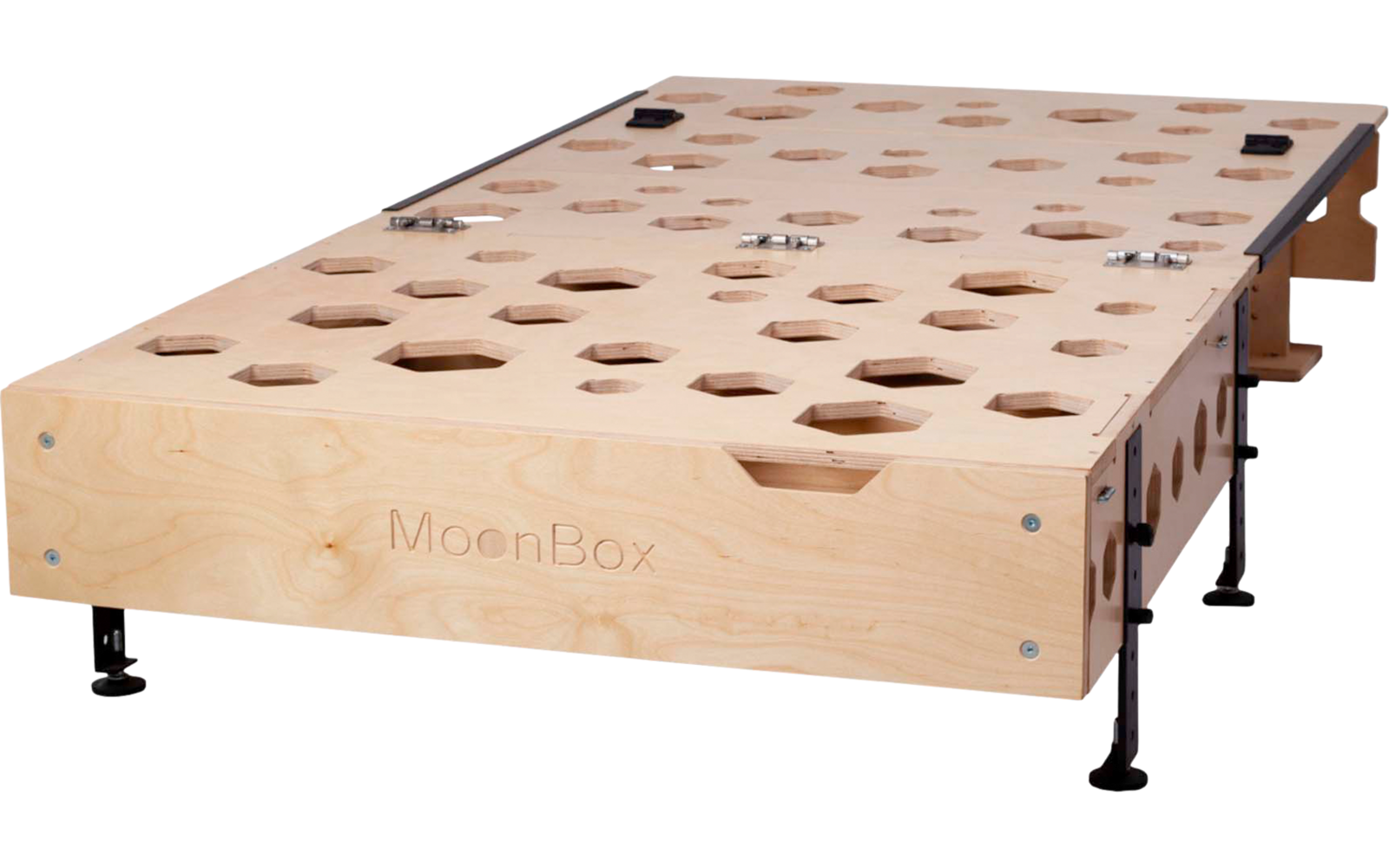 Holzplattform mit mehreren runden und polygonalen Aussparungen, seitlich eingraviertes MoonBox-Logo, schwarze verstellbare Metallfüße und sichtbare Schrauben