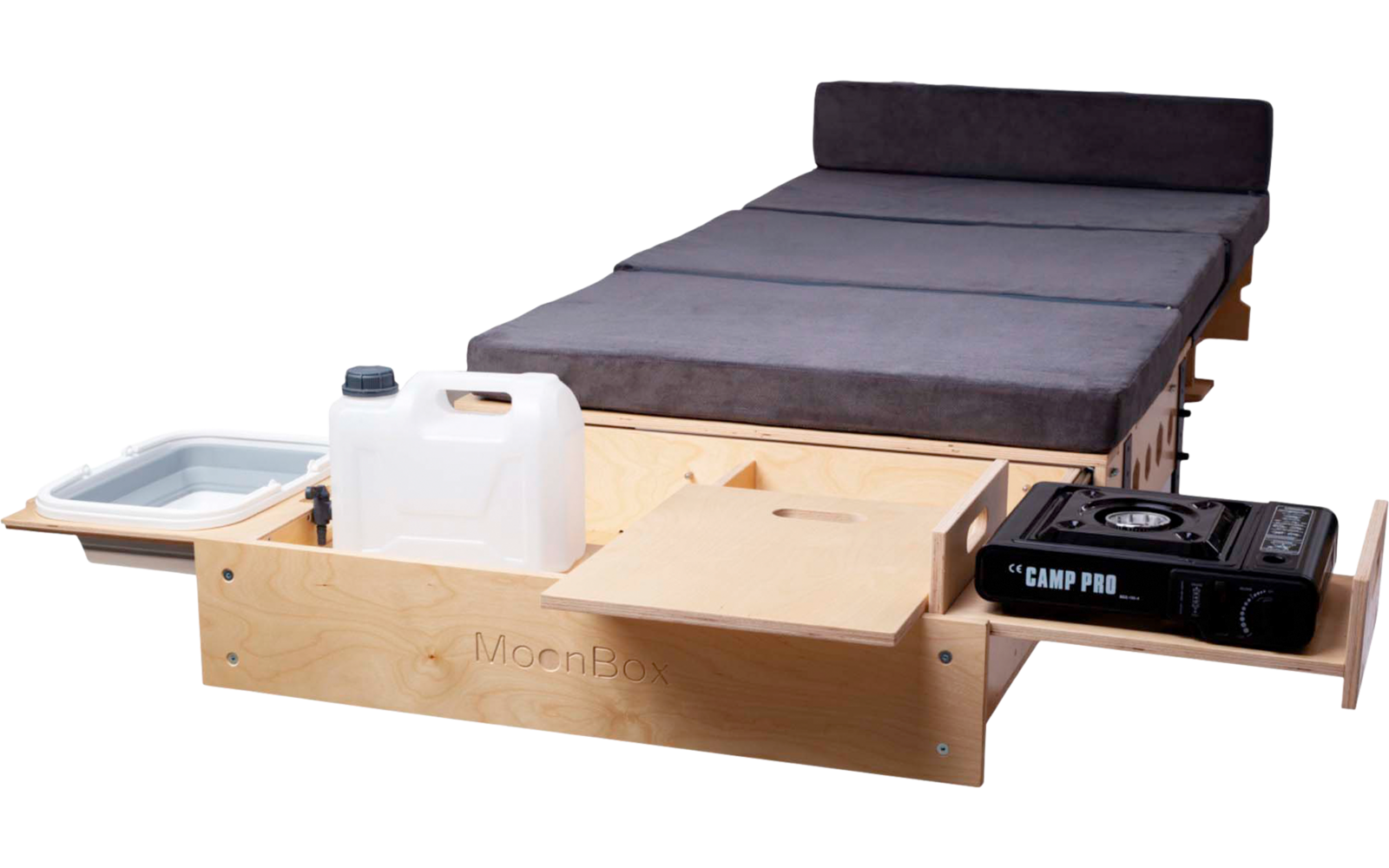 Ausziehbare Holzbox mit Fächern, weißer Kunststoffkanister, klappbares graues Waschbecken, schwarzer tragbarer Gaskocher auf Schublade, graue gefaltete Matratze auf Holzrahmen