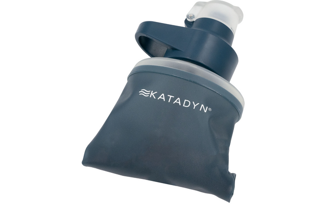 Dunkelblauer weicher Beutel mit weißem 'KATADYN'-Schriftzug und grauem Kunststoffverschluss