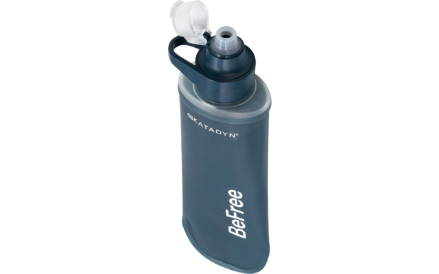 Graue weiche Trinkflasche mit Schraubverschluss und Klappdeckel, transparentem Mundstück, weiße Aufschriften 'BeFree' und 'KATADYN'