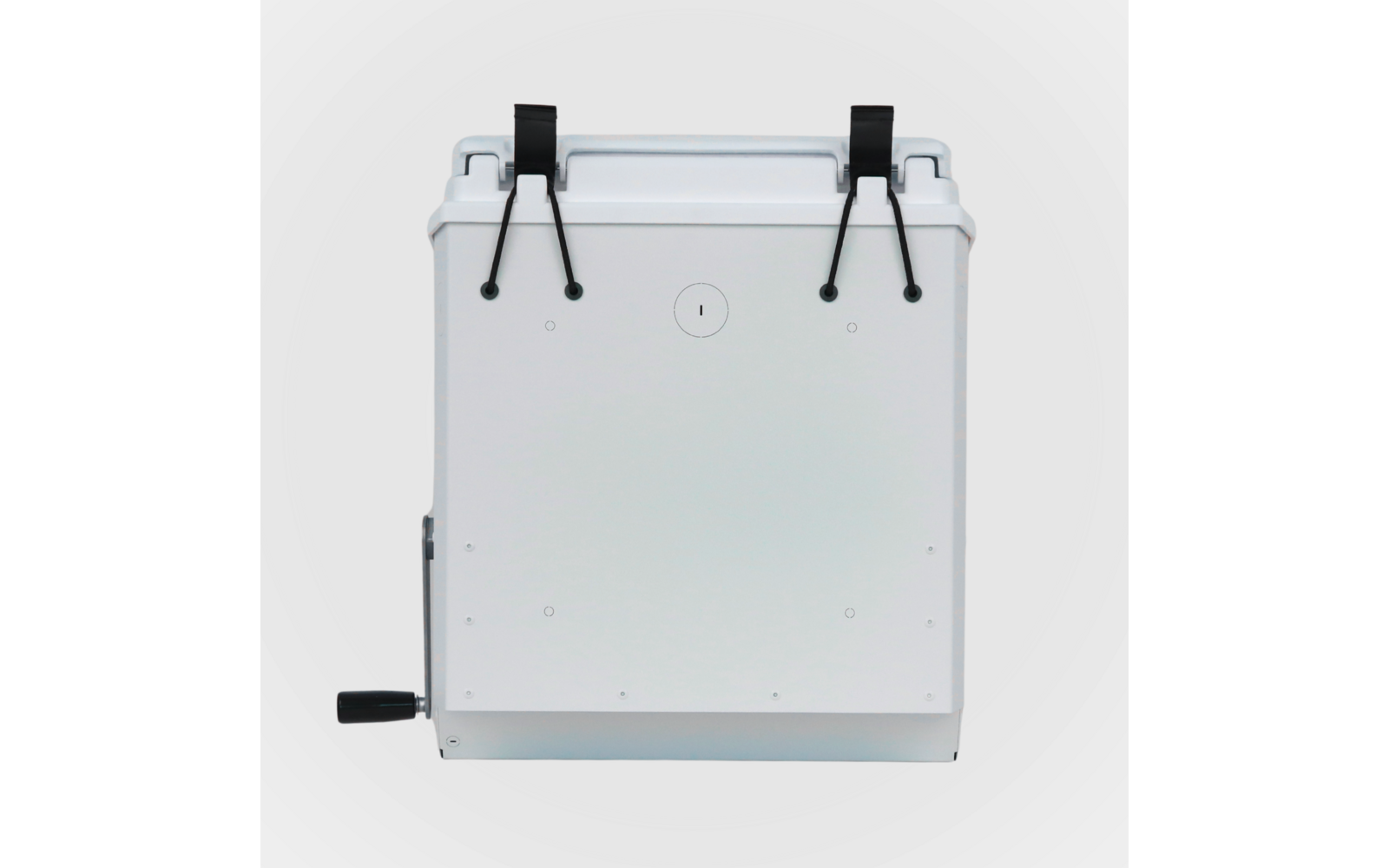 weißes rechteckiges Gehäuse, zwei schwarze Klammern oben, runder Knopf mit vertikaler Linie in der Mitte, schwarze Kurbel unten links