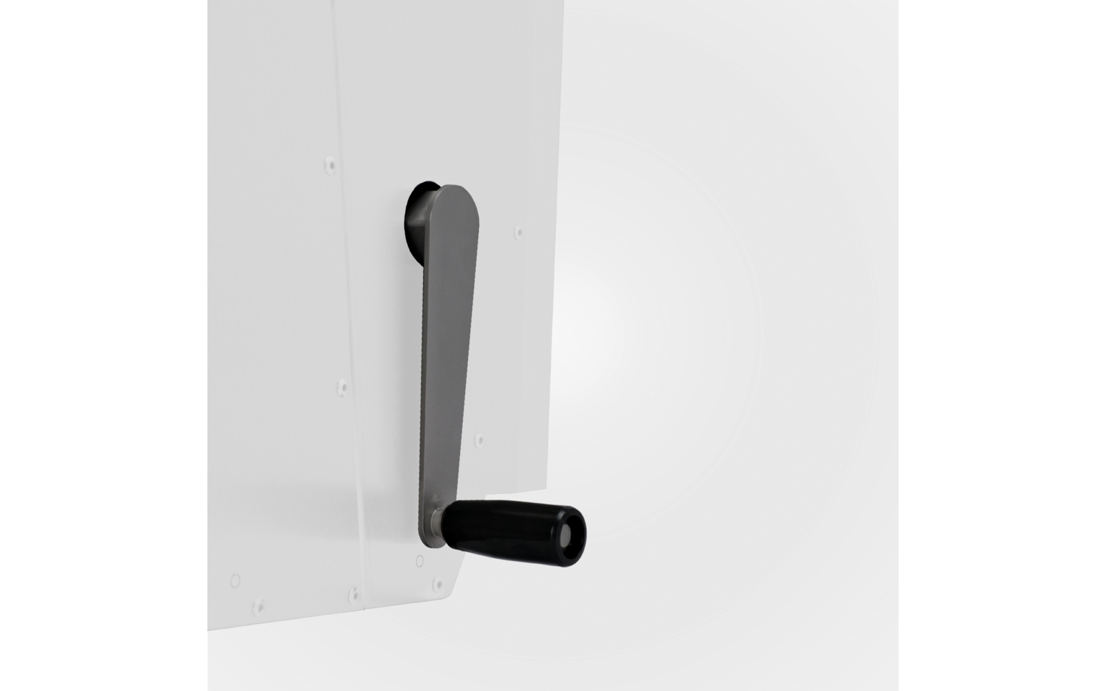 Grauer Metallhebel mit schwarzem rundem Griff, befestigt an weißer Metallplatte mit sichtbaren Nieten, heller Hintergrund