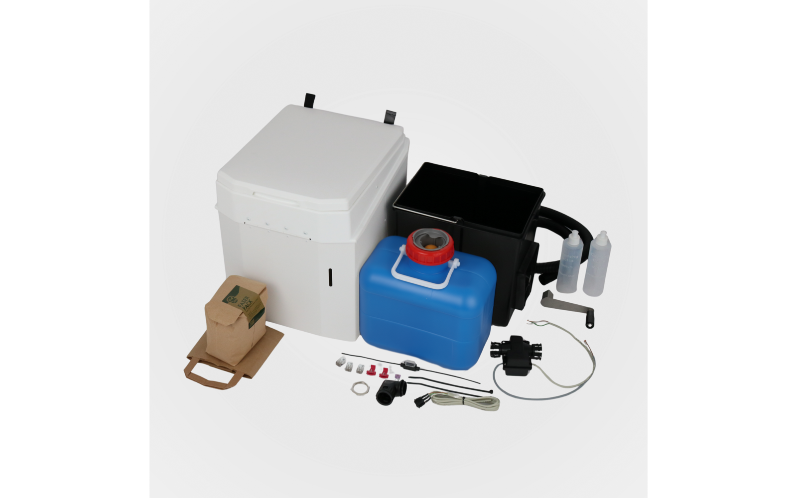 Weißer rechteckiger Kunststofftank mit Deckel und zwei schwarzen Verschlüssen; schwarzer rechteckiger Behälter; blauer Kanister mit roter Verschlusskappe und weißem Tragegriff; zwei kleine weiße Druckflaschen; braune Pappschachtel mit Trageband; mehr