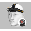 Kopf mit weißem Helm und montierter Stirnlampe, daneben eine weitere Stirnlampe
