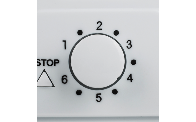 Weißer Drehknopf mit Zahlen 1 bis 6, schwarzen Markierungen und der Aufschrift 'STOP' mit einem Dreieck links