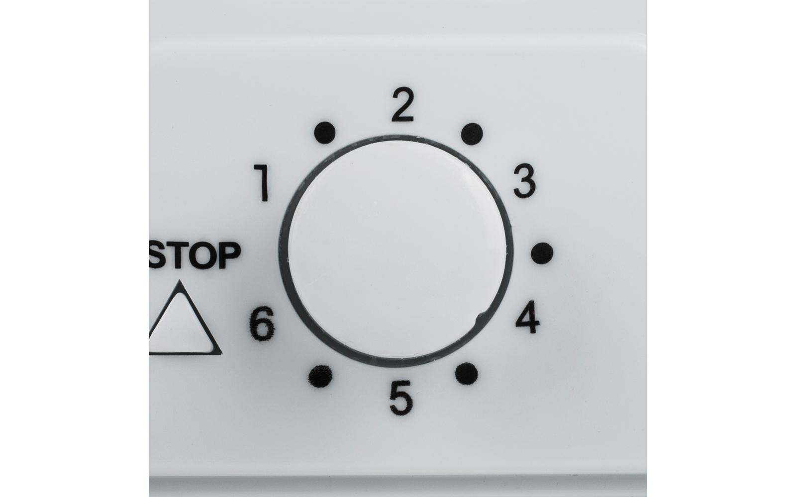 Weißer Drehknopf mit Zahlen 1 bis 6, schwarzen Markierungen und der Aufschrift 'STOP' mit einem Dreieck links