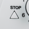 Schwarzer Schriftzug 'STOP', darunter ein schwarzes Dreieck mit weißer Innenseite, rechts die Ziffer '6' auf weißem Hintergrund