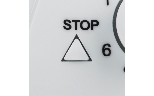 Schwarzer Schriftzug 'STOP', darunter ein schwarzes Dreieck mit weißer Innenseite, rechts die Ziffer '6' auf weißem Hintergrund