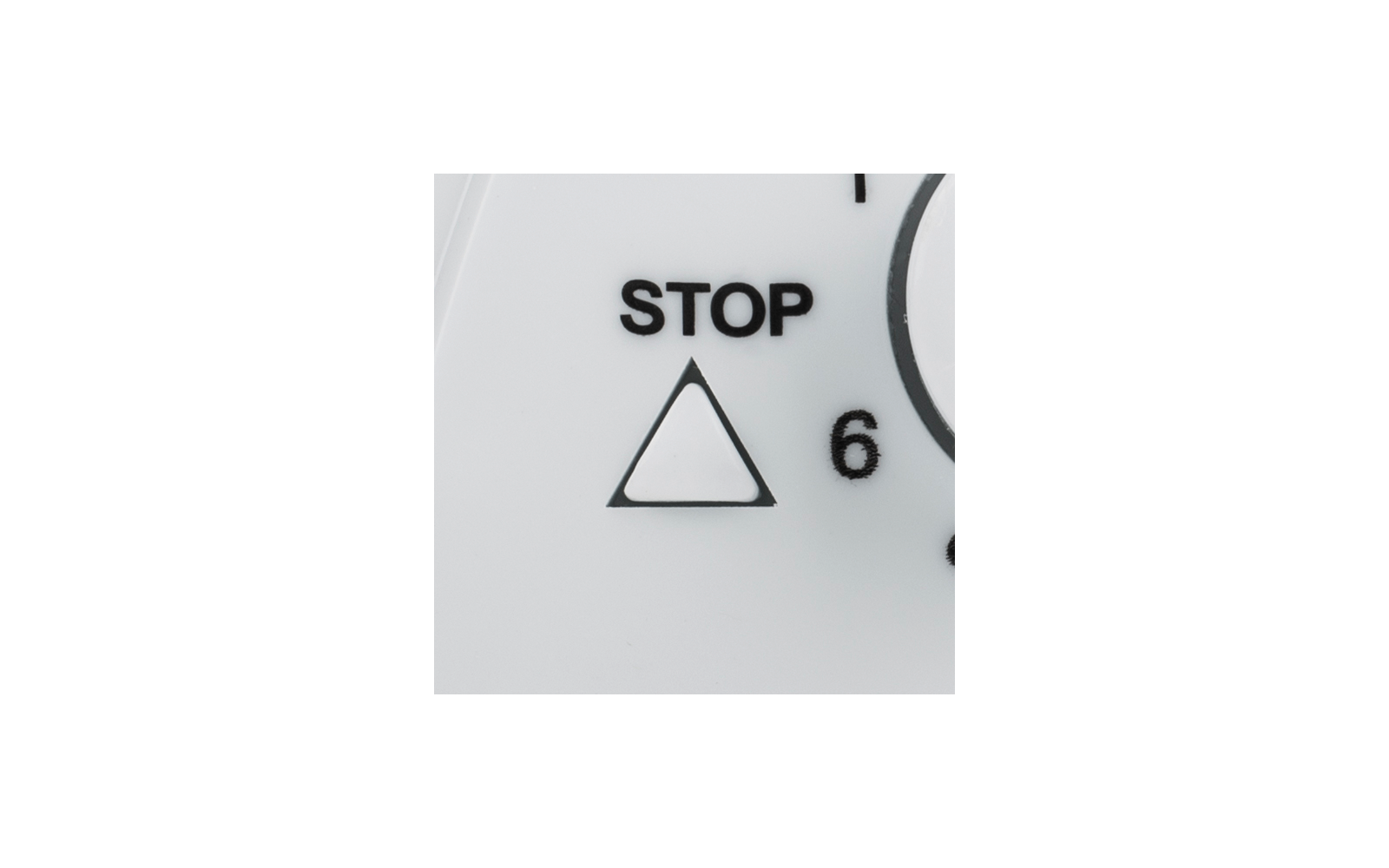 Schwarzer Schriftzug 'STOP', darunter ein schwarzes Dreieck mit weißer Innenseite, rechts die Ziffer '6' auf weißem Hintergrund
