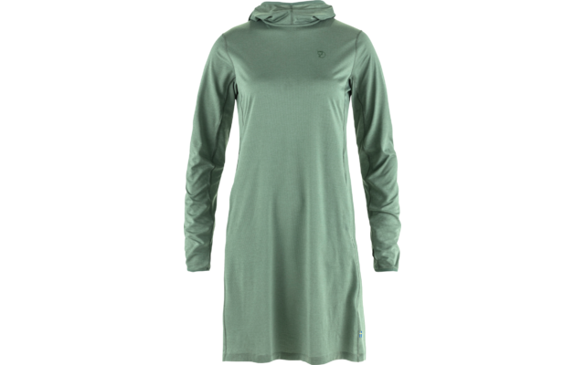 Robe verte à capuche et manches longues, petit logo sur la poitrine gauche