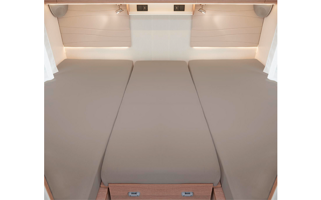 Trois lits côte à côte avec des matelas beiges dans un camping-car