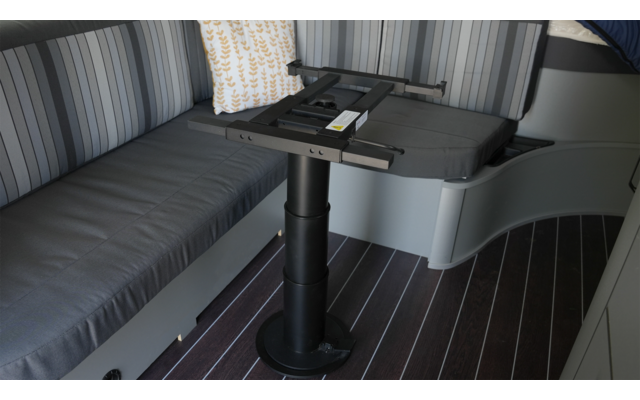 Eckbank mit gestreiften Polstern, schwarzer Tischfuß mit Montageplatte auf dunklem, gestreiftem Boden