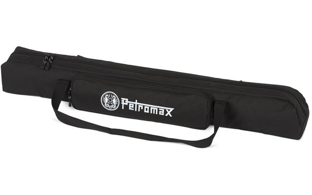 Schwarze, längliche Stoff-Tragetasche mit zwei Reißverschlüssen, vorderer Reißverschlusstasche, weißem "Petromax"-Logo und verstellbarem Schultergurt