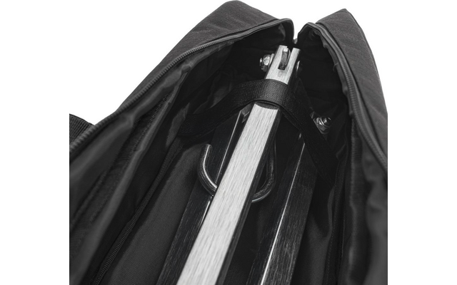 Offene schwarze Tasche mit zusammengeklappten silbernen Metallstangen, Gurt und Reißverschluss
