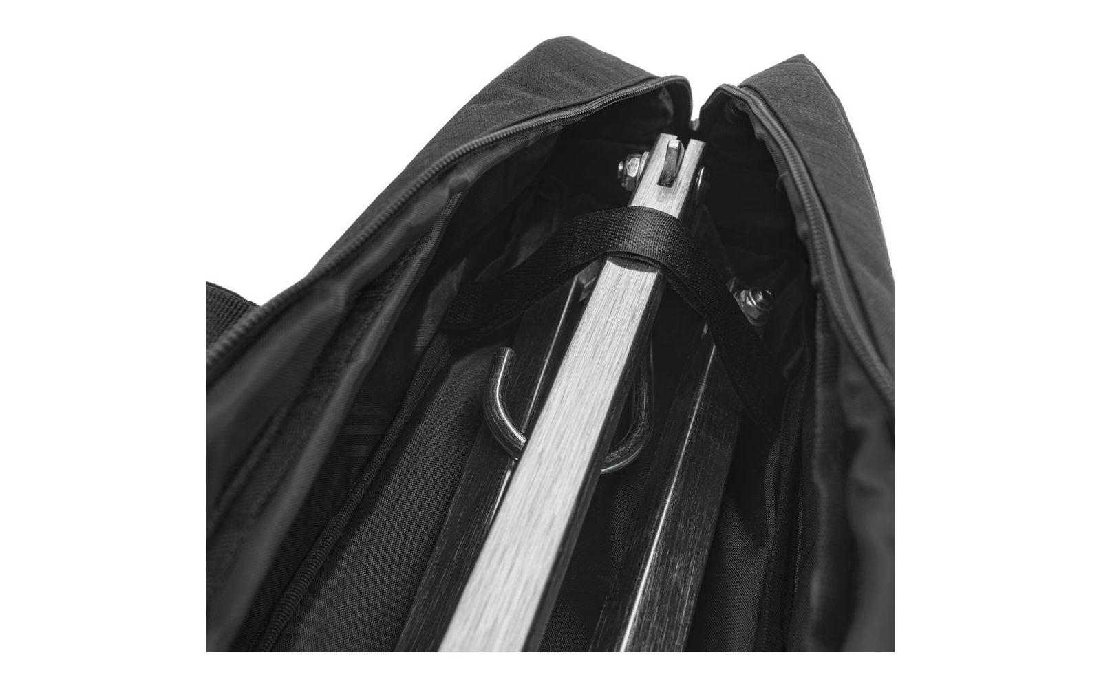 Offene schwarze Tasche mit zusammengeklappten silbernen Metallstangen, Gurt und Reißverschluss