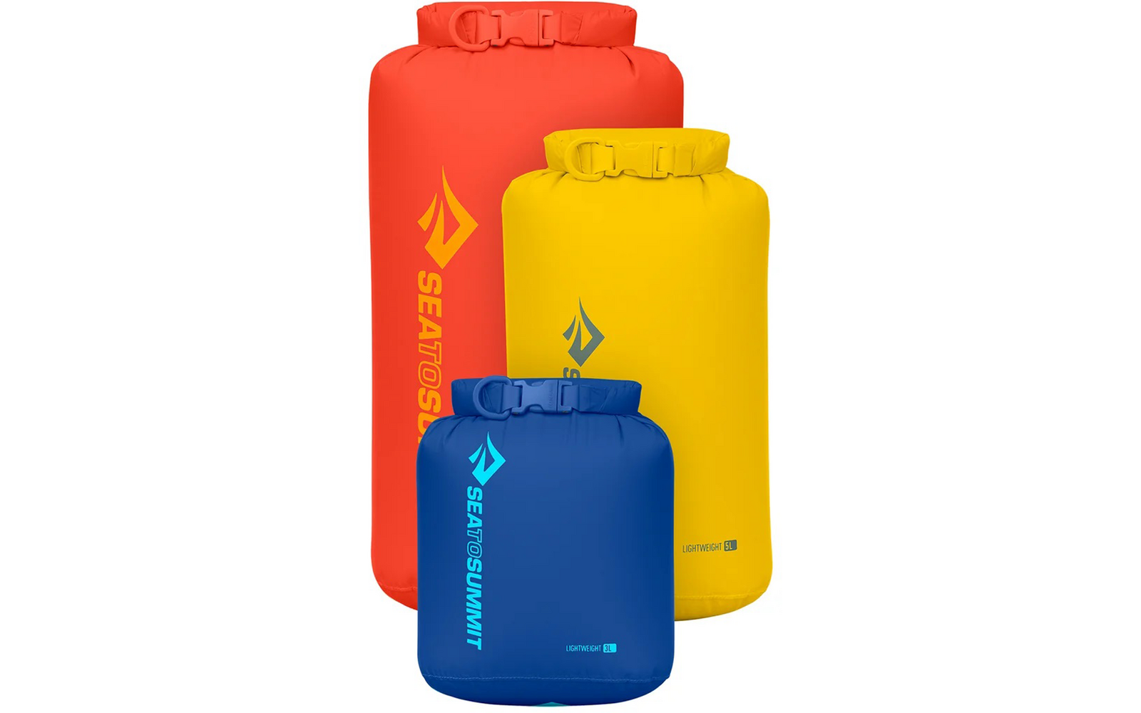 Drei wasserdichte Packsäcke in verschiedenen Größen und Farben, rot, gelb und blau, nebeneinander stehend
