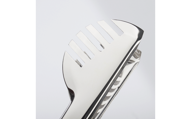 Gros plan d'un brillant objet métallique argenté avec une tête fendue et un long manche sur fond blanc