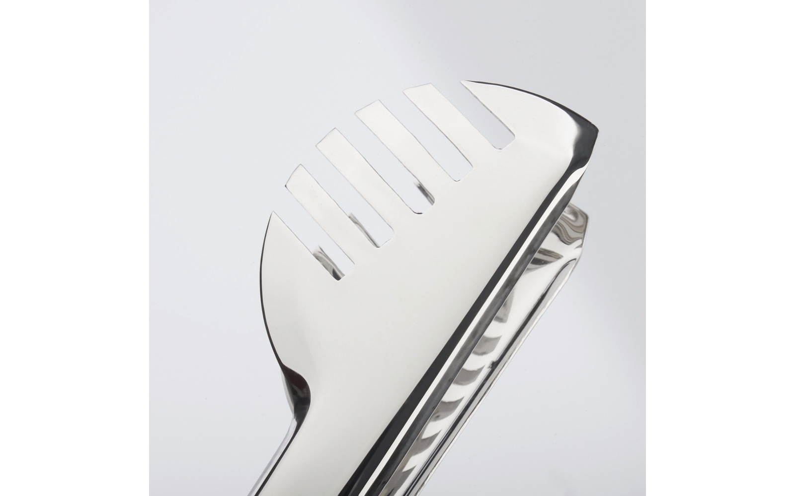 Gros plan d'un brillant objet métallique argenté avec une tête fendue et un long manche sur fond blanc