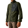 Mann trägt eine grüne Fleecejacke mit schwarzer Brusttasche und lächelt