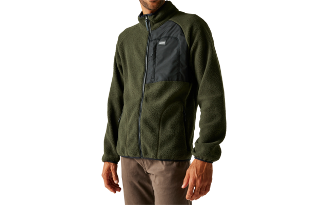 Mann trägt eine grüne Fleecejacke mit schwarzer Brusttasche und lächelt