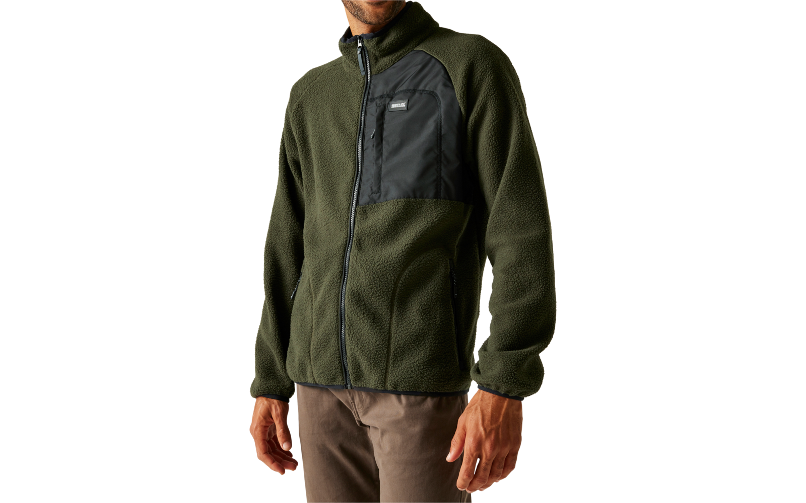 Mann trägt eine grüne Fleecejacke mit schwarzer Brusttasche und lächelt