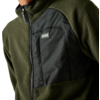 Nahaufnahme einer grünen Fleecejacke mit schwarzem Reißverschluss und Logo auf der Brust