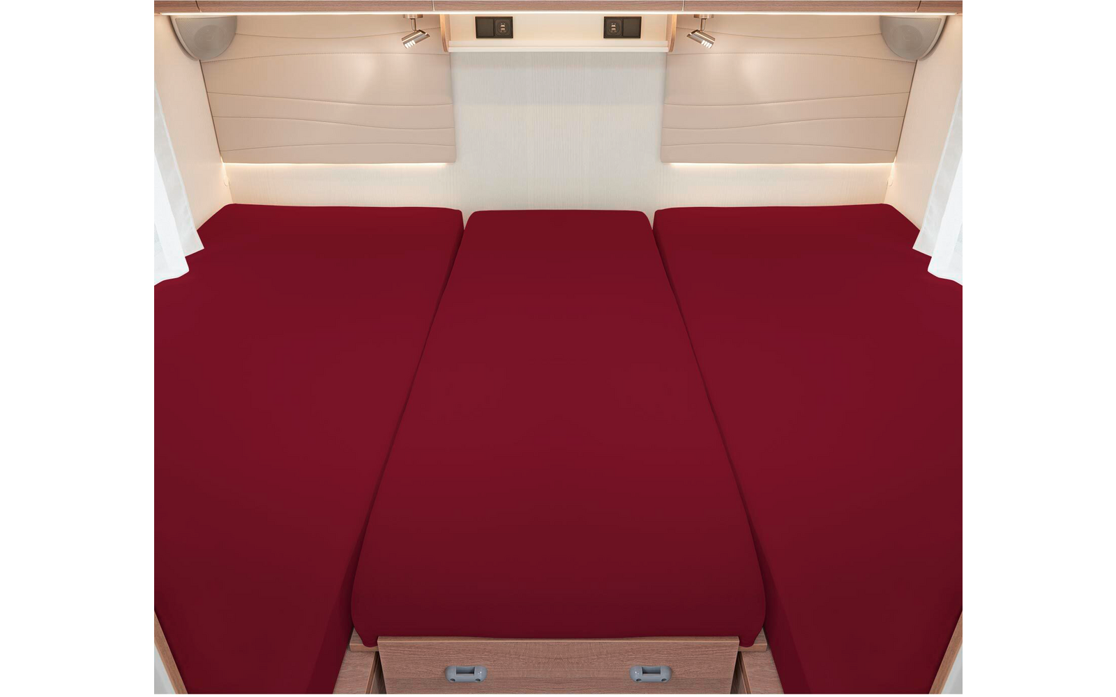 Trois lits côte à côte avec des draps rouges dans une pièce lumineuse