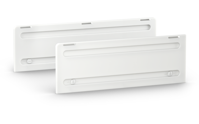 Zwei weiße, längliche rechteckige Platten mit abgerundeten Ecken, jeweils zwei horizontale Vertiefungen und zwei kleine runde Einsätze; eine Platte steht leicht vor der anderen