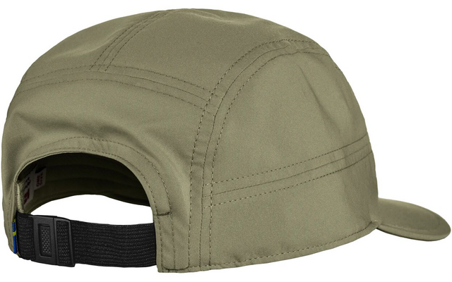 gorra caqui de cinco paneles con visera corta y correa ajustable en la parte trasera