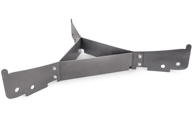 Dreieckiges dunkelgraues Metallteil mit zwei seitlichen gebogenen Laschen und sichtbaren Schrauben auf weißem Hintergrund