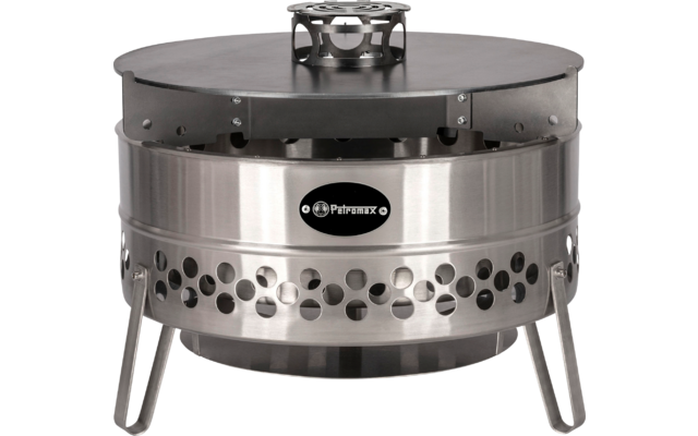 Rundes Edelstahlgerät mit flacher runder Platte oben, zylindrischem Gehäuse mit runden Öffnungen, drei schrägen Beinen und sichtbarem Markenlogo "Petromax"