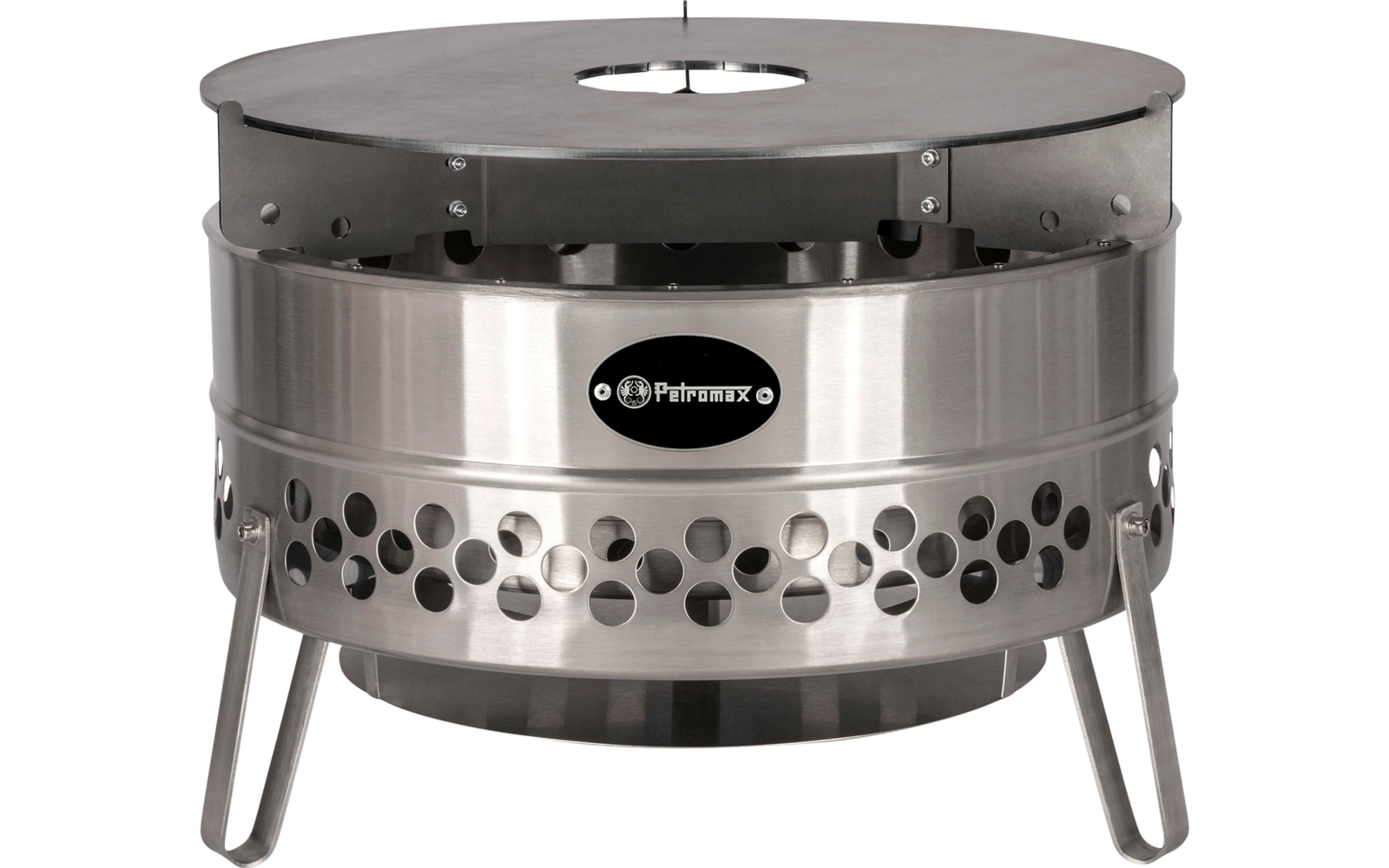 Rundes Edelstahlgerät mit flacher runder Platte oben, mittiges rundes Loch, seitliche Paneele mit runden Perforationen, drei schräg gestellte Beine, schwarzes ovales Logo mit weißer Schrift vorne