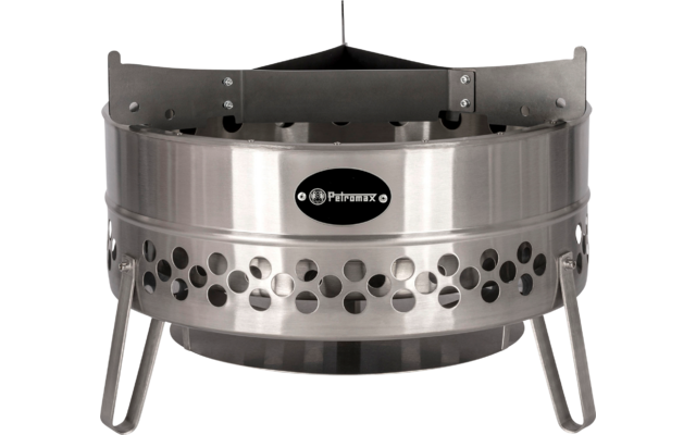 Runder Metallfeuerkorb auf drei Beinen mit kreisförmigen Löchern am Rand und ovalem 'Petromax'-Logo vorne, darüber ein rechteckiger Einsatz mit dreieckigem Aufsatz