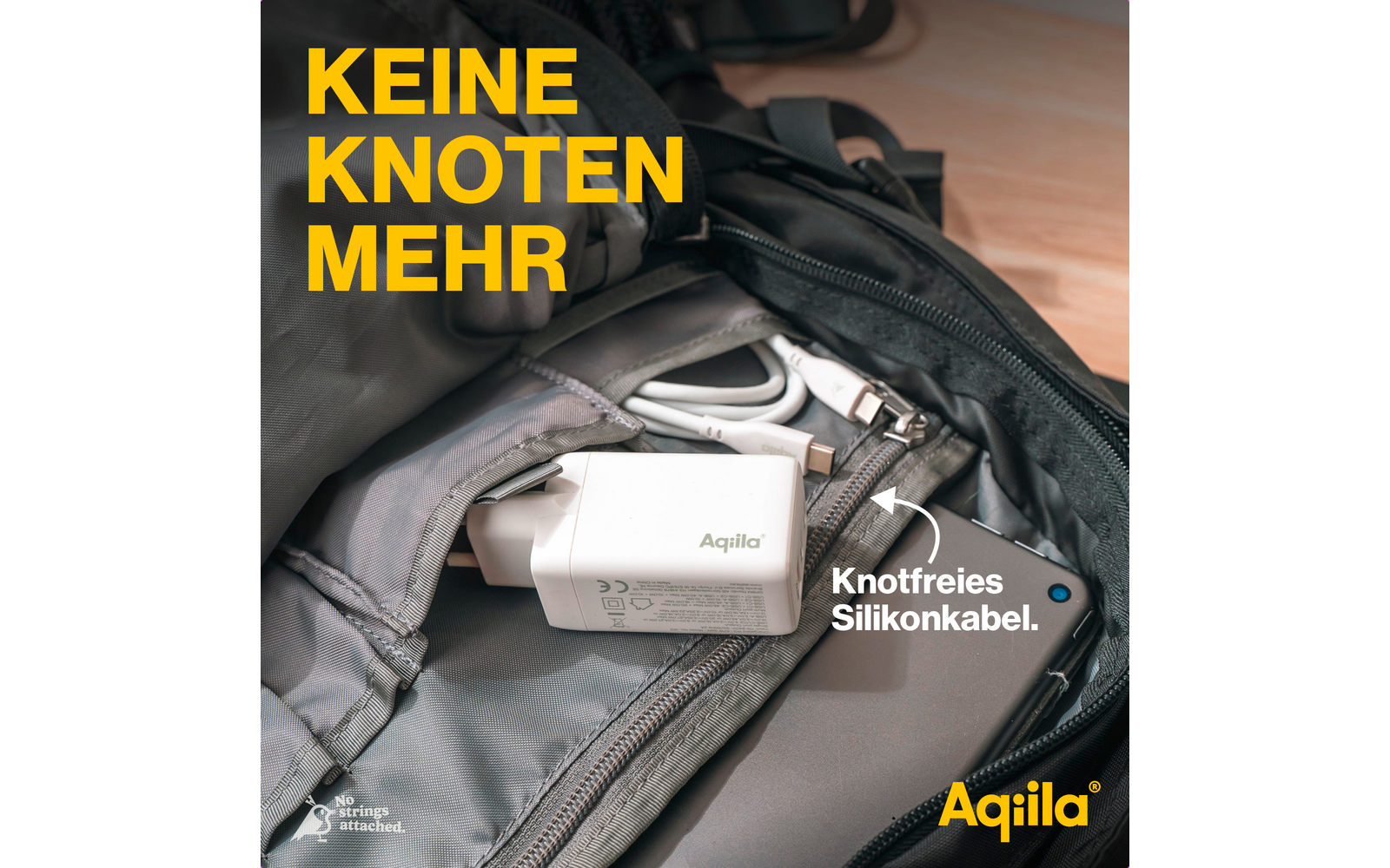Offener Reisetasche mit einer weißen Schuheinlage und schwarzem Inhalt, Text 'Keine Knoten mehr' und 'Knotensicheres Schuhband'