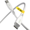 Nahaufnahme eines weißen USB-C-Ladekabels mit einem kleinen gelben Aufkleber am Stecker