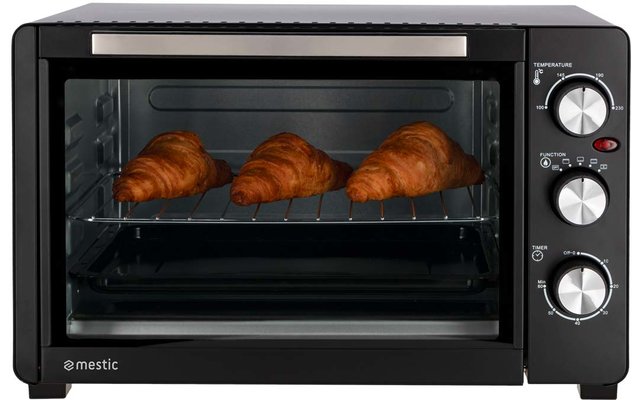 Petit four électrique avec trois croissants à l'intérieur